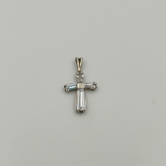 Small 925 Sterling Cross - Picture 1 of 2